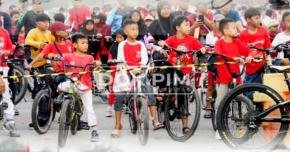 Jalan Sehat 7.000 Warga, Plt Bupati Bekasi: Kebersamaan Jadi Kekuatan Membangun Daerah