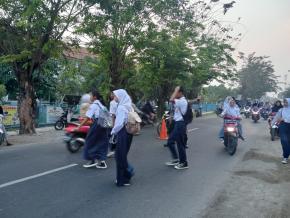 Upaya Bhabinkamtibmas Polsek Telagasari Kembali Lakukan Gatur Pagi dan Bantu Siswa Menyebrang