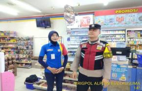 Brigadir Alpian Budi Lakukan Giat Patroli Perekat Supermarket Indomaret Gempol Guna Antisipasi Kejahatan