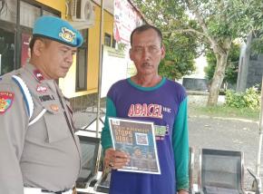 Bripka Faridil Atlas Polsek Banyusari Melaksanakan Sosialisasi QR Barcode ke Masyarakat Pengaduan Divisi Propam Polri Bidpropam Polda Jabar