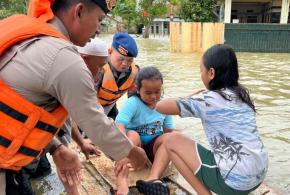 Kabid Humas Bersama Tim SAR Sat Brimob Polda Jabar, Hadir di Garis Terdepan, Bantu Masyarakat di Tengah Bencana Banjir