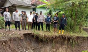 Kapolsek Jatisari Tinjau Langsung Lokasi Tanah Longsor Akibat Hujan Tinggi