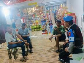 Anggota Polsek Batujaya Himbau Masyarakat Desa Batujaya melalui kegiatan Ngawangkong