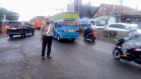 Pengaturan Lalu Lintas Sore Hari Depan Pasar Kosambi, Personel Unit Polsek Klari Pastikan Arus Kendaraan Tetap