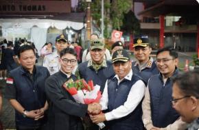 Wali Kota Depok Supian Suri Serahkan Buket Bunga kepada Pastor Vicaris Paroki Santo Thomas Kelapa Dua Depok, Vincentius Peter Ardi