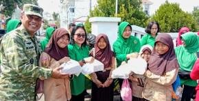 Jumat Berkah, Koramil Jatisari dan Camat Berbagi Makanan di Pantura, Senyum Warga Mengiringi 