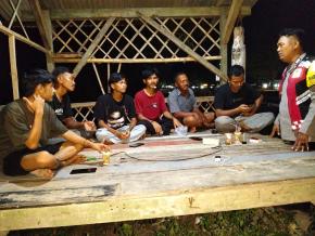 Anggota Polsek Batujaya Sambangi Masyarakat untuk melaksanakan Kegiatan Ngawangkong