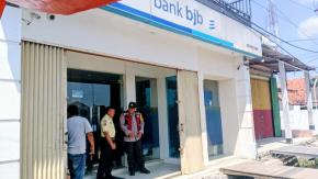 Anggota Polsek Batujaya Sambangi Scurity Bank BJB Unit Batujaya untuk menyampaikan Arahan dan Himbauan