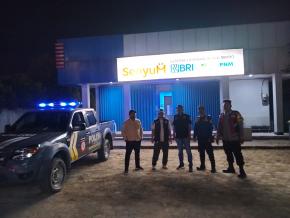 Melalui kegiatan Patroli Prekat, Anggota Polsek Batujaya Ciptakan Keamanan di Bank BRI Unit Batujaya di malam hari