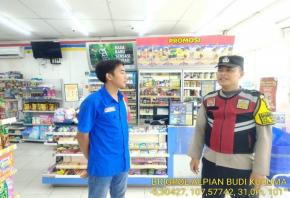 Upaya Brigadir Alpian Lakukan Giat Patroli Perekat Supermarket Indomaret Gempol Guna Antisipasi Kejahatan
