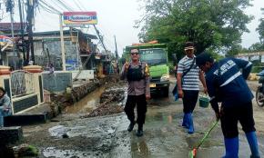 Bhabinkamtibmas Polsek Rengasdengklok, Laksanakan Monitoring Normalisasi Kali Apur di Desa Binaan
