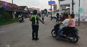 Saat Pimpin Gatur Lalin, Kapolsek Lemahabang Sosialisasikan Pelarangan Knalpot Tidak Sesuai Spesifikasi Teknis