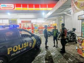 Antisipasi Kejahatan Malam, Polsek Klari Patrol Alfamart Himbau Juru Parkir
