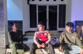 Pak Bhabinkamtibmas Polsek Telagasari Lakukan Pendampingan Siskamling Untuk Cegah Gukamtibmas