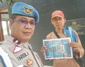 Rutin Polsek Banyusari Melaksanakan Giat Sosialisasi QR Barcode ke Masyarakat Pengaduan ke Divisi Propam Polri Bidpropam Polda Jabar