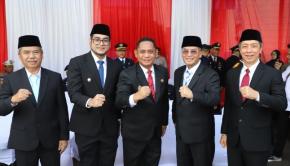 Wakil Bupati Bekasi Asep Surya Atmaja Mendampingi Wakil Gubernur Jabar Erwan Setiawan pada Upacara Peringatan Hari Perhubungan Nasional Tingkat Jawa Barat di Lapangan STTD Cibitung