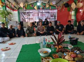 Bhabinkamtibmas Polsek Klari Himbau Kamtibmas Saat Menghadiri Acara Hajat Bumi di Desa Walahar