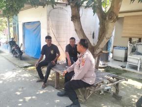 Agar Aman Dan Kondusif Anggota Polsek Pakisjaya Berikan Himbauan Kamtibmas Kepada Anggota Linmas Desa Telukjaya
