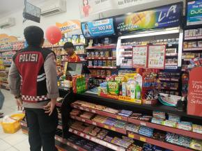 Personil Polsek Tempuran, Rutin Cek CCTV Minimarke, Guna Antisifasi Gukamtibmas di Wilayah Hukumnya.