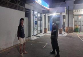 Anggota Polsek Banyusari Kunjungi Bank BRI Gempol Patroli Prekat di Malam Hari