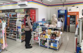 Personil Polsek Tegalwaru Patroli Siang Sambang Minimarket Loji Kulon Imbau Warga Waspada