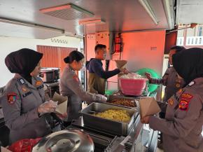 Polwan Polres Karawang Respons Bencana, Bantu Siapkan Dan Distribusikan Bantuan Makanan Untuk Warga Terdampak Banjir