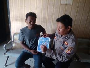 Anggota Polsek Batujaya Sambangi Masyarakat guna mensosialisasikan QR Code Div Propam Polri