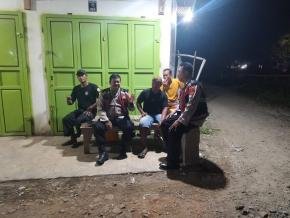 Anggota Polsek Batujaya Himbau Masyarakat Desa Segaran melalui kegiatan Ngawangkong di malam hari