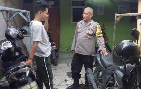 Bhabinkamtibmas Polsek Telukjambe Timur Ajak Warganya untuk Kenali Bahaya Judol