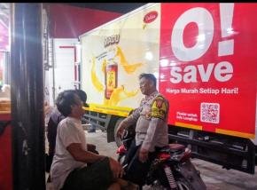 Patroli Dialogis Malam, Bhabinkamtibmas Desa Cibalongsari Sambangi Juru Parkir