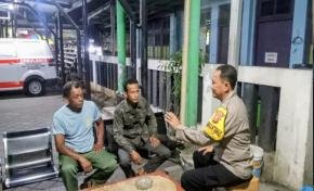 Potret Sinergitas, Bhabinkamtibmas Polsek Telukjambe Sambangi Anggota Linmas di Kantor Desa Sirnabaya