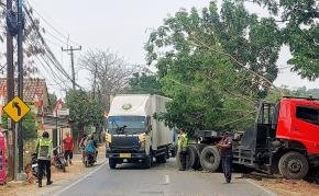 Trailer Menabrak Pohon di Jalan Raya Badami, Sopir Dilarikan ke RSUD Karawang