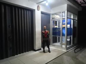 Anggota Polsek Batujaya Ciptakan Keamanan di Bank Mandiri Unit Batujaya Dimalam Hari
