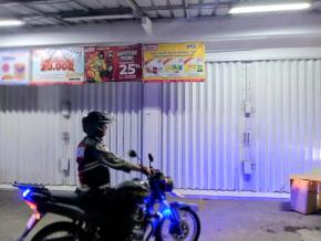 Personil Polsek Tegalwaru Patroli Malam Cegah Aksi Pencurian dan Pembobolan Minimarket
