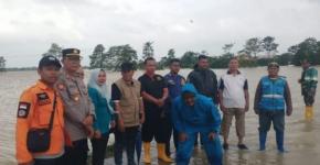 Peduli Banjir, Kapolsek Jatisari Bersama Muspika Tinjau Warga Terdampak dan Salurkan Bantuan 