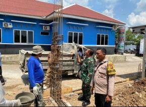 Sinergitas TNI-Polri dan Warga Gotong Royong Bangun Ruang Tambahan Kantor Desa Karanganyar
