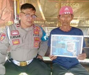 Polsek Banyusari Melaksanakan Giat Sosialisasi QR Barcode ke Masyarakat Pengaduan ke Divisi Propam Polri Bidpropam Polda Jabar
