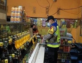 Anggota Prekat Polsek Banyusari Gencar Gelar Razia Miras Demi Ciptakan Situasi Kamtibmas Kondusif