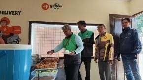 Haris Terharu, Makan Gratis dari Kapolresta Karawang Bantu Pengemudi Ojol