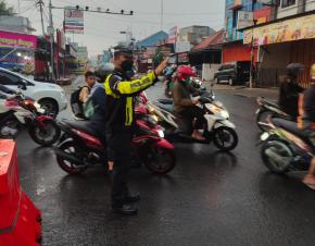 Polantas di Karawang Pantau Arus Lalu Lintas Jalan Raya Guna Atasi Kemacetan