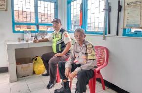 Bhabinkamtibmas Desa Duren Polsek Klari Sambangi Security, Sampaikan Nomor Layanan Kepolisian