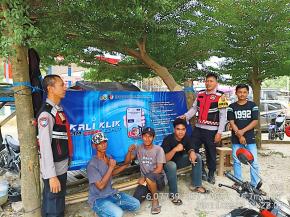 Anggota Polsek Batujaya melaksanakan Sambang dan Silaturahmi serta mensosialisasikan QR Code Div Propam Polri