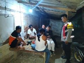 Anggota Polsek Batujaya melaksanakan Patroli Prekat serta Sambangi Masyarakat dimalam hari
