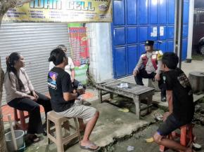 Anggota Polsek Batujaya melaksanakan Giat Ngawangkong pada malam hari bersama Masyarakat