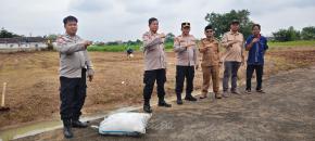 Dari Balik Seragam ke Ladang: Kapolsek Klari Dukung Ketahanan Pangan, Survey Lahan Untuk Penanaman Jagung