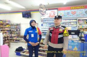Brigadir Alpian Budi Giat Patroli Perekat Supermarket Indomaret Gempol Guna Antisipasi Kejahatan