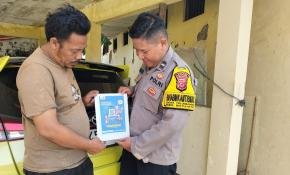 Anggota Polsek Batujaya mensosialisasikan QR Code Div Propam Polri kepada Masyarakat Batujaya