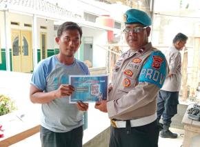 Bripka Faridil Polsek Banyusari Melaksanakan Sosialisasi QR Barcode ke Masyarakat Pengaduan Divisi Propam Polri Bidpropam Polda Jabar