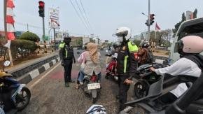 Polantas Karib Sapa Pengguna Jalan di Traffic Light Kartim, Sosialisasi Kamseltibcarlantas serta Disiplin Berlalu Lintas