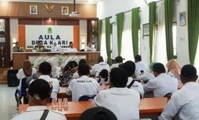 Personil Polsek Klari Hadiri Rapat Minggon di Desa Klari